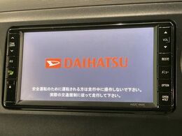 【純正ナビ】人気の純正ナビを装備しております。ナビの使いやすさはもちろん、オーディオ機能も充実！キャンプや旅行はもちろん、通勤や買い物など普段のドライブも楽しくなるはず♪