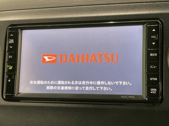 【純正ナビ】人気の純正ナビを装備しております。ナビの使いやすさはもちろん、オーディオ機能も充実！キャンプや旅行はもちろん、通勤や買い物など普段のドライブも楽しくなるはず♪