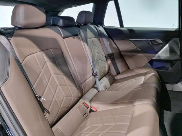 【エアバック】BMWのエアバックやその他の安全装備は、互いに補完しあう事で徹底した安全性を貫きます。万一の事故の際にそれぞれ最適な保護を提供してくれます！