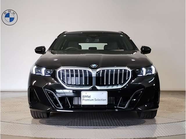 【キドニーグリル】BMWは約90年もの間、ほぼ全ての車両にひと目でBMWだと分かるこの特徴的なフロントグリルが備えられ、デザイン・アイコンとして親しまれてきました。