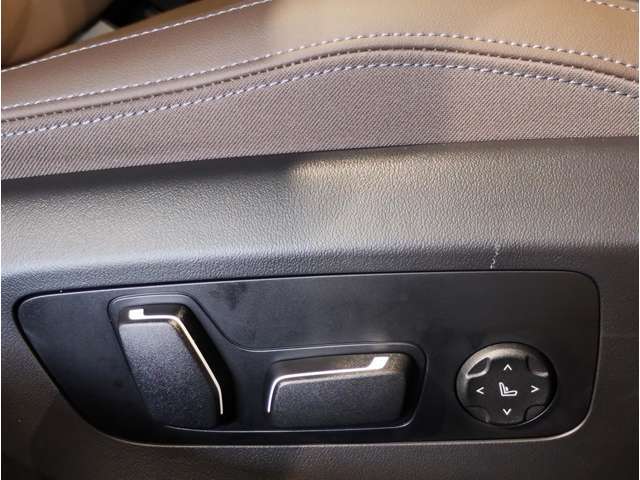 【コックピットシート】BMW車の主役席。車体中央にくる様に配置し車両重心とが一致する事でドライバーと車との一体感あるドライビングを実現。人間工学に基づき形成した形状が長時間のドライブ疲労も軽減します！