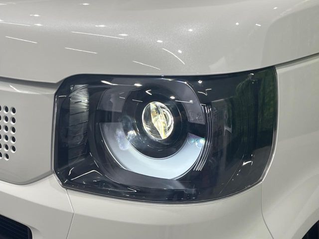 【LEDヘッドライト】悪天候や夜間走行時も良好な視界を確保し安心して運転できる高輝度LEDヘッドライトを装備！点灯速度が早く、消費電力も抑えられています。
