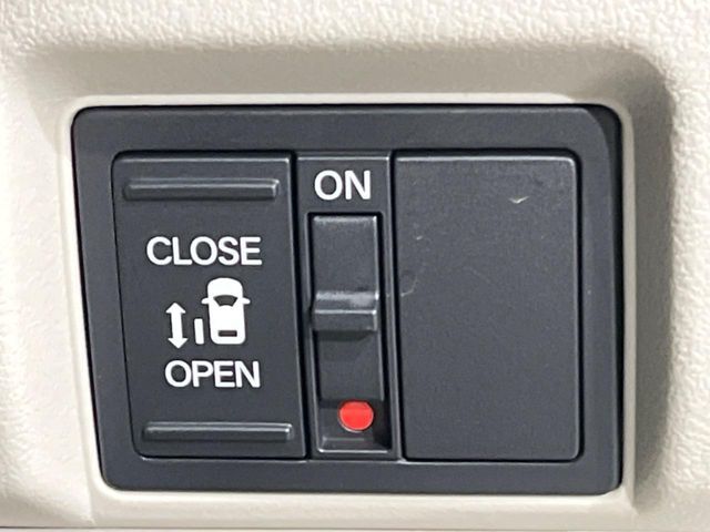 【パワースライドドア】スマートキーや運転席のスイッチでスライドドアの開閉が可能♪電動だから力を入れてドアを開ける必要が無く、小さいお子様でも、重い荷物を持っている時もラクに開け閉めできます♪
