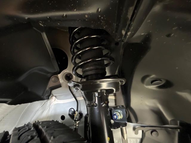 お車を安心してお乗りいただく為には、足回りの定期点検が欠かせません。サービスサポート（有償保証）では無料点検もご提供しており、安心のカーライフをお過ごしいただけるサポート体制が整っています。
