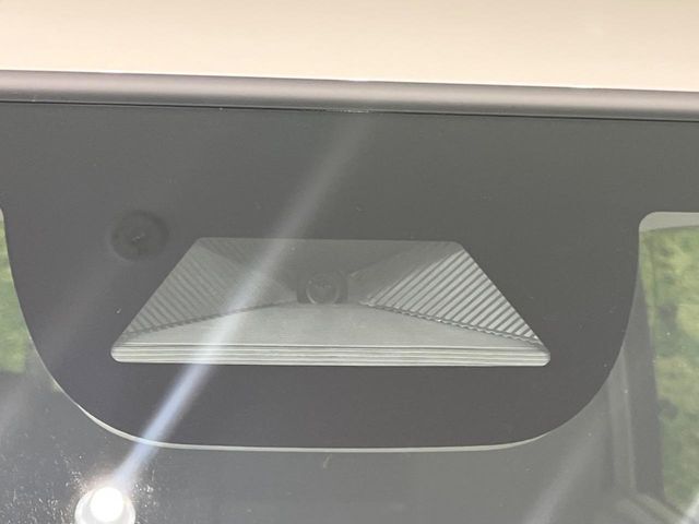 【ホンダセンシング】走行中に前方の車両等を認識し、衝突しそうな時は警報とブレーキで衝突回避と被害軽減をアシスト。より安全にドライブをお楽しみいただけます。