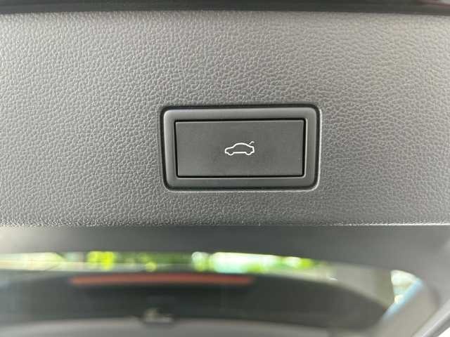 パワーバックドア！ボタン一つでテールゲートの開閉が可能です！運転席からも操作可能！