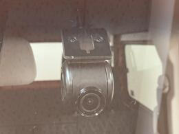 カーナビ連動の純正ドライブレコーダーを装備☆　事故直前・直後のデータを記録しておくことで、客観的な検証を行うことができるので、もしもの時の為に安心の装備です☆　今や必須装備ですね♪