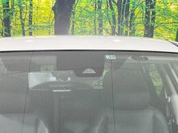 【エマージェンシーブレーキ】走行中に前方の車両等を認識し、衝突しそうな時は警報とブレーキで衝突回避と被害軽減をアシスト。より安全にドライブをお楽しみいただけます。