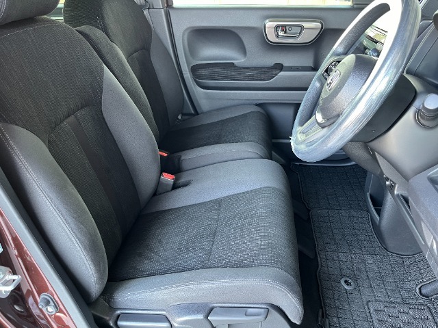 フロントシートです！！ベンチシートなので座席の移動もスムーズに出来ます！！足元も広く運転も楽ですよ！！