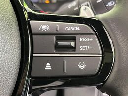 【アダプティブクルーズコントロール】高速道路での長距離走行が楽に！！自動で速度を保つクルーズコントロールが、衝突軽減システムと連携し、前方の車両を感知して車間を保つように速度調節してくれます！！