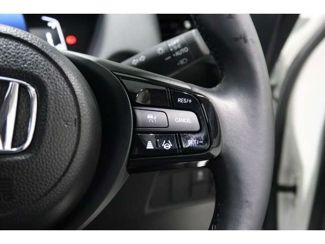 Hondaセンシングの機能のひとつ、アダプティブクルーズコントロール付！アクセルから足を離しても設定したスピードと前車との車間を保ち走行してくれます！車線維持もアシスト☆高速道路で疲労軽減ですね☆