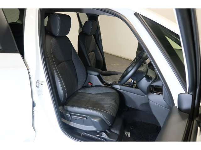 すわり心地の良い運転席・助手席です。長時間のドライブの疲れ軽減に貢献します。どうぞ快適なドライブを♪