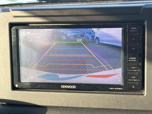 【バックカメラ】駐車時に後方がリアルタイム映像で確認できます。大型商業施設や立体駐車場での駐車時や、夜間のバック時に大活躍！運転スキルに関わらず、今や必須となった装備のひとつです！