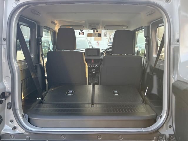 普段のお買い物や通勤、送迎等に十分な荷室スペースを確保しております。セカンドシートを倒すと、大きな荷物の積載も可能です♪