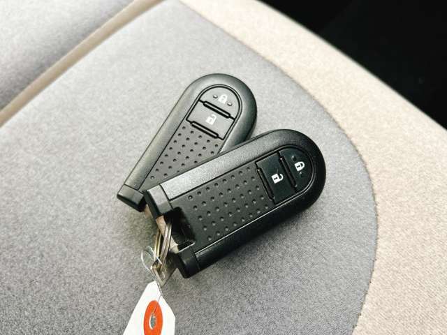 【スマートキー】カバンやポケットに入れたままドアの開閉ができ、楽々エンジンをかけられます♪
