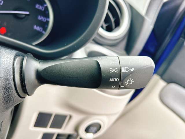 【オートライト】車外の明るさを検知して、自動的にヘッドライトを点灯してくれます♪トンネルを走行する際にも、自動的に点灯してくれて便利な装備の1つです♪