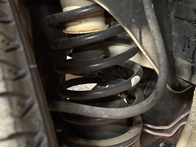 お車を安心してお乗りいただく為には、足回りの定期点検が欠かせません。サービスサポート（有償保証）では無料点検もご提供しており、安心のカーライフをお過ごしいただけるサポート体制が整っています。