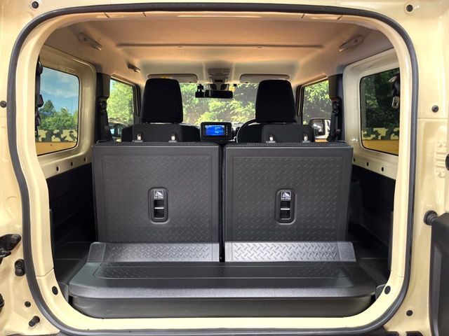 積み下ろしのしやすいデッキにはたっぷりと荷物を積み込んでいただけます。遊びから仕事まで、様々なシーンで頼れます♪