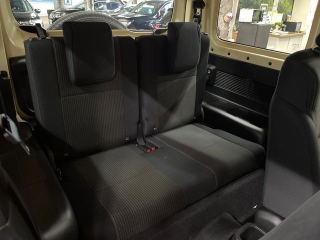 後部座席も気になるようなキズ・汚れやへたり等、大きなダメージはなく、良好な状態です。