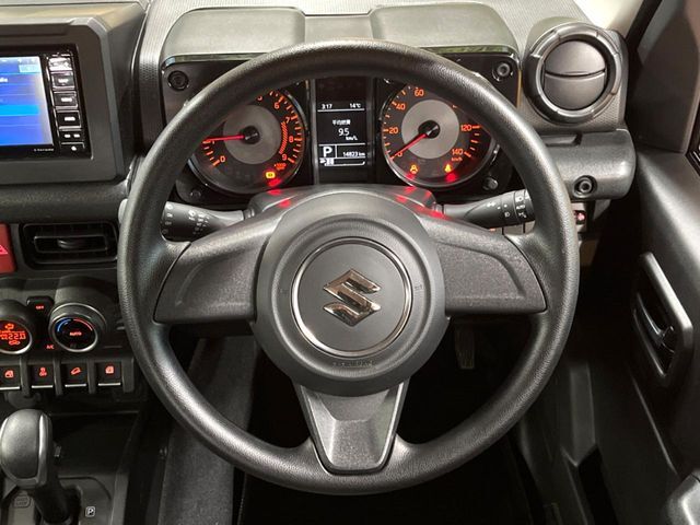 ステアリングも使用感が少なく、きれいな状態となっております♪