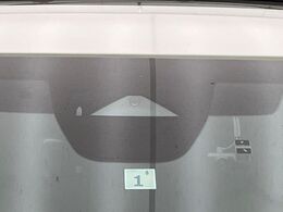 【i-ACTIVESENSE】走行中に前方の車両等を認識し、衝突しそうな時は警報とブレーキで衝突回避と被害軽減をアシスト。より安全にドライブをお楽しみいただけます。