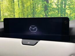 【12.3インチマツダコネクト】車内の雰囲気にマッチした大型ディスプレイ。スマホ接続でのナビ使用やBluetooth再生等、様々な機能が楽しめます。直感的なダイヤル操作が可能で、使い勝手も良好です。