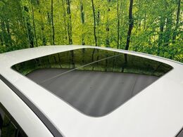 【サンルーフ】開放感たっぷりの希少装備、サンルーフが装着されています！車内に明かりを取り入れたり景色を楽しむ以外にも、車内の空気も簡単に換気できて快適です！