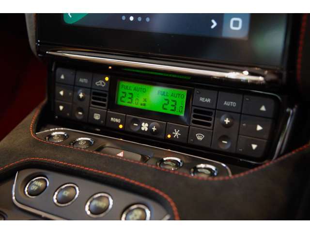 オートエアコン、シートヒーターを装着しておりますので寒い中でもオープンが楽しめますね！