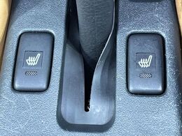 【シートヒーター】寒い日に重宝するシートヒーター！エアコンより早く温まってくれるので寒がりの人も安心ですね♪エアコンの温風は乾燥するから苦手、という方にもをおすすめです。