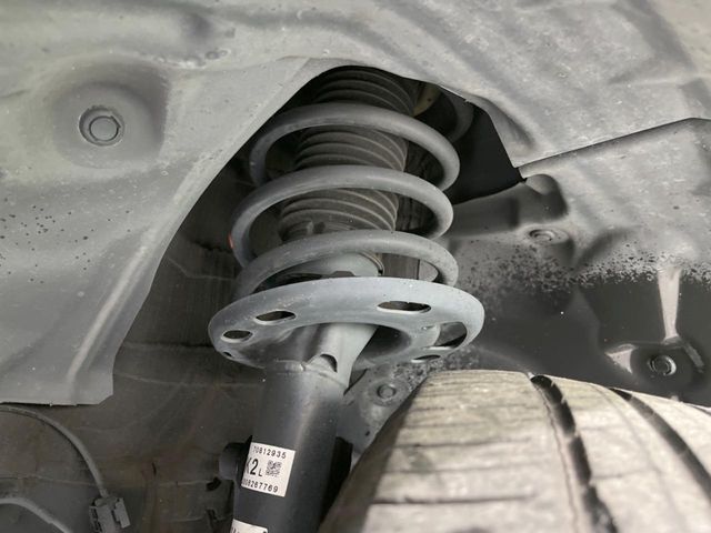 お車を安心してお乗りいただく為には、足回りの定期点検が欠かせません。サービスサポート（有償保証）では無料点検もご提供しており、安心のカーライフをお過ごしいただけるサポート体制が整っています。