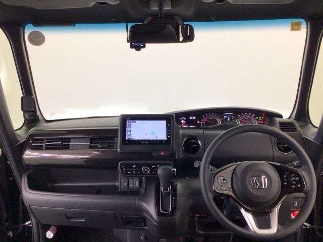 【前方視界】開放的な前方視界！運転がしやすく疲れにくいです♪窓が大きく、見通しがとっても良いおクルマですよ♪