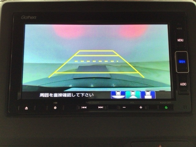 【バックカメラ】運転が苦手な方も車庫入れラクラクです！ギアをリバースに入れれば自動的に切り換わりますので、面倒な操作は不要です♪狭い駐車場もお車を傷つけず安心ですね！