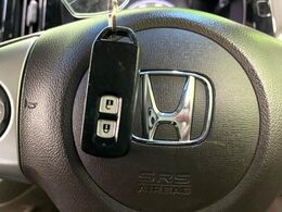 【Hondaスマートキー】カバンやポケットに入れたままでもドアの施錠・解錠が可能なスマートキーを装備。エンジンのオン・オフ時もカギを取り出す必要が無いからとっても便利です♪
