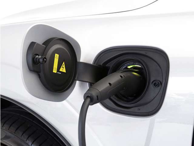 専用コードを接続するだけで簡単に充電が行えます。プラグインハイブリッドモデルRecharge PHEV T6 AWDは、走行中の充電のほか、自宅などに設置された充電機器からの充電が可能です。