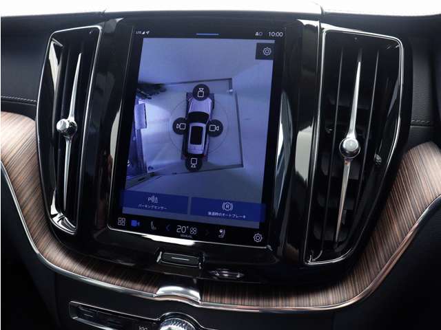リアカメラによる後方の確認だけでなく、真上から見下ろすバードアイ映像を映し出す360度ビューカメラで、自車周辺の詳細な状況を確認できます。見通しが悪く狭い場所で車を取り回す際には心強い味方となります。
