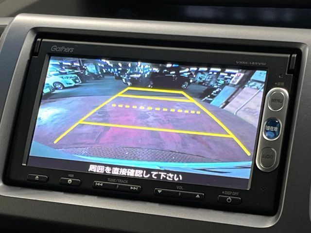 【バックカメラ】駐車時に後方がリアルタイム映像で確認できます。大型商業施設や立体駐車場での駐車時や、夜間のバック時に大活躍！運転スキルに関わらず、今や必須となった装備のひとつです！