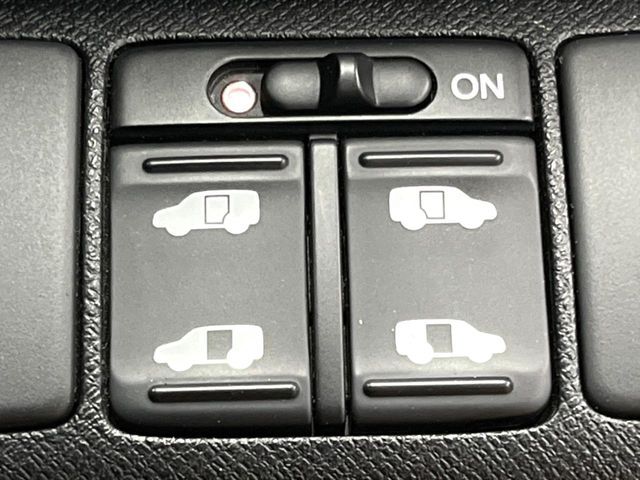【両側パワースライドドア】スマートキーや運転席のスイッチで後席両側スライドドアの開閉が可能♪電動だから力を入れてドアを開ける必要が無く、小さなお子様でも簡単に開け閉めでき快適です♪