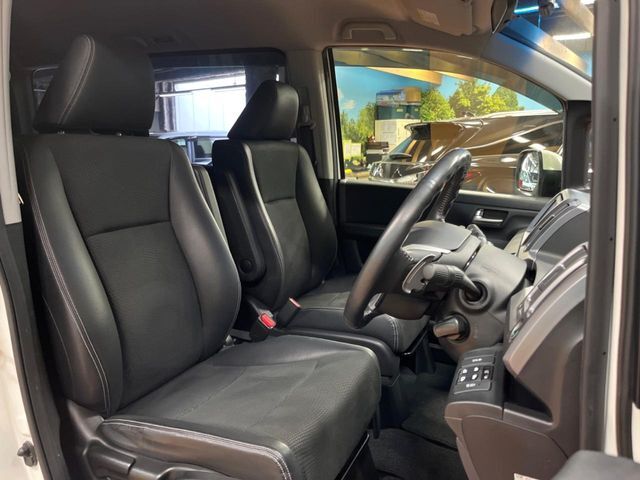 運転席シート廻りは使用感も少なく、良好な状態となっています。丁寧に使われていたことがよくわかりますね。