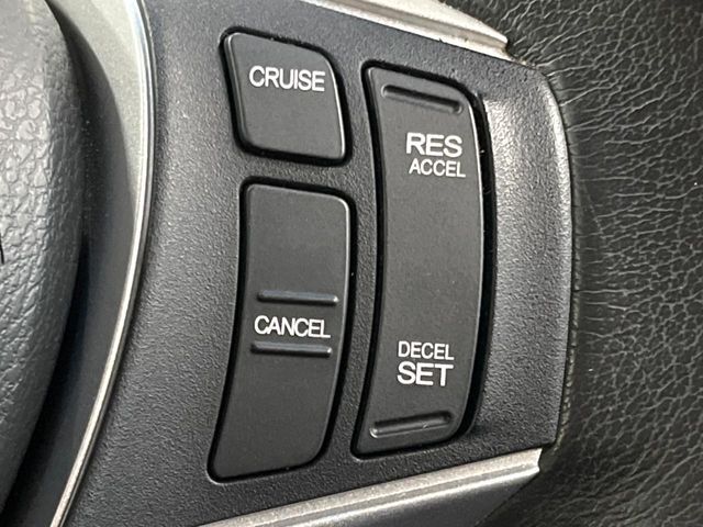 【クルーズコントロール】高速道路もラクラク走行。アクセルを離しても一定速度で走行ができ、長距離運転時の負担を軽減！加速・減速も簡単なスイッチ操作で調整できます。