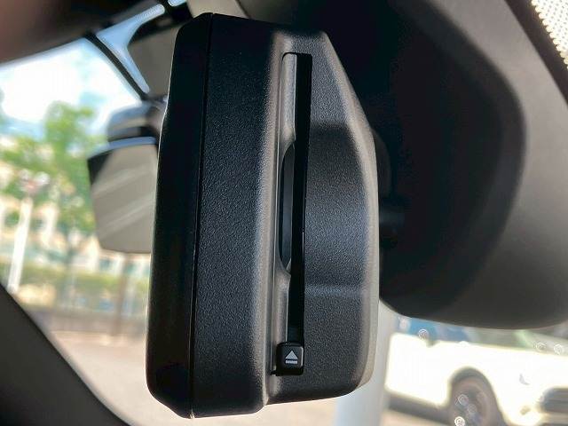 MINI純正の【ミラー一体型ETC】が装備されております！ETC2.0対応で高速道路と自動車がリアルタイムで情報連携し、渋滞迂回ルートや安全運転をサポート！便利で快適なドライブを手助けします！