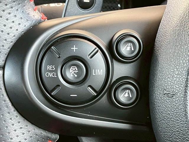 【アクティブ・　クルーズ・コントロール】が装備されております！希望速度を設定しておくと、車両は自動的にその速度を保ち、前方車両が近い場合、許容される範囲で前方車両の速度に自動的に調節！