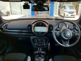 MINIならではのコックピット！！高級感があり、かつシンプルなデザインが飽きがこないとご好評いただいております。スイッチ一つ一つにも「こだわり」とセンスを感じます。