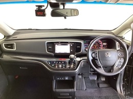 車内は光触媒抗菌消臭施工済です。インパネ周りはスタイリッシュなデザインです。グローブボックスやカップホルダーのほかにトレーなどたくさんの収納スペースが付いています。