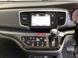 ワイド画面のナビゲーションはフルセグTV対応の純正メモリーナビを搭載しています。Bluetoothオーディオ機能がありますので、スマートフォンなどの音楽も再生できます。
