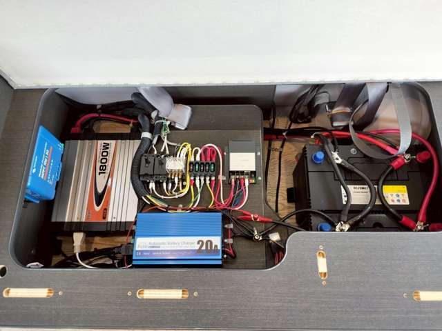 ツインサブバッテリー　走行充電　外部充電・電源　1800Wインバーター