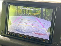 【バックカメラ】駐車時に後方がリアルタイム映像で確認できます。大型商業施設や立体駐車場での駐車時や、夜間のバック時に大活躍！運転スキルに関わらず、今や必須となった装備のひとつです！