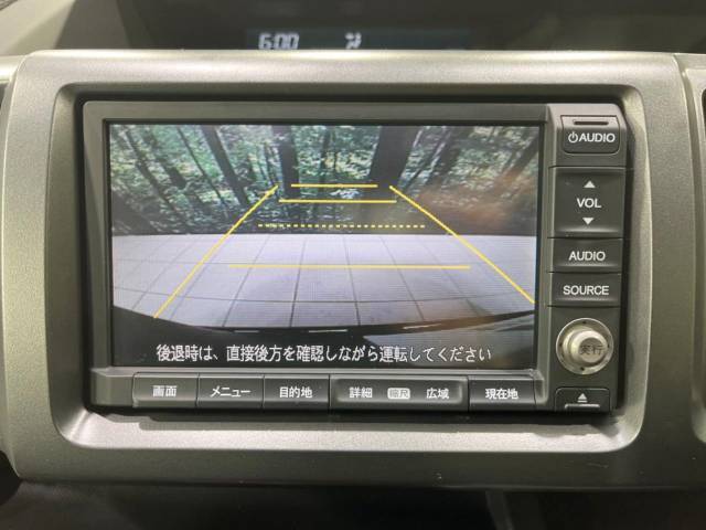 【バックカメラ】駐車時に後方がリアルタイム映像で確認できます。大型商業施設や立体駐車場での駐車時や、夜間のバック時に大活躍！運転スキルに関わらず、今や必須となった装備のひとつです！