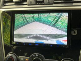 【バックカメラ】駐車時に後方がリアルタイム映像で確認できます。大型商業施設や立体駐車場での駐車時や、夜間のバック時に大活躍！運転スキルに関わらず、今や必須となった装備のひとつです！