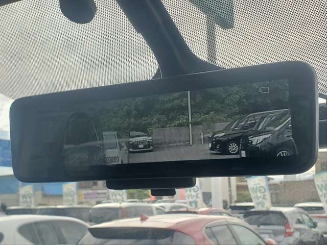 【デジタルインナーミラー】車両後方カメラの映像をミラーに映すことが出来ます。 そのため、後席に人や荷物があって後方が見えづらい場合でもしっかり視界を確保することが出来ます。