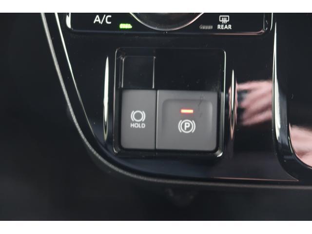 オートブレーキホールド機能付き電動パーキングブレーキで渋滞や信号待ちなどでブレーキを踏んで停車したときにブレーキペダルから足を離してもブレーキを保持するので安心です
